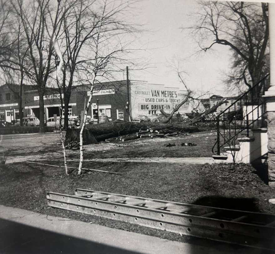 1956 photo of Van Metre's Chevrolet and Oldsmobile on Scott Street